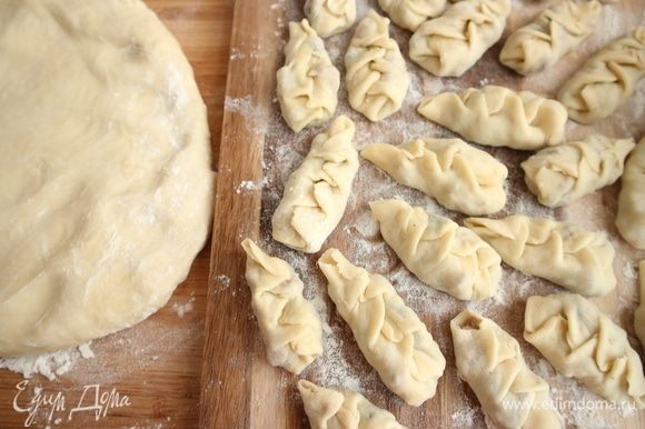 Часть gürzə готова для варки. Опустить аккуратно в кипящий бульон, gürzə должны располагаться в кастрюле свободно, после того, как они всплывут, проварить несколько минут, выключить огонь, аккуратно выложить на тарелку.