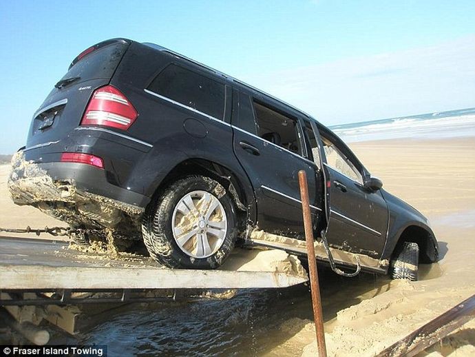 Владелец припарковал свой Mercedes на побережье mercedes-benz, авто, курьез, песок, пляж