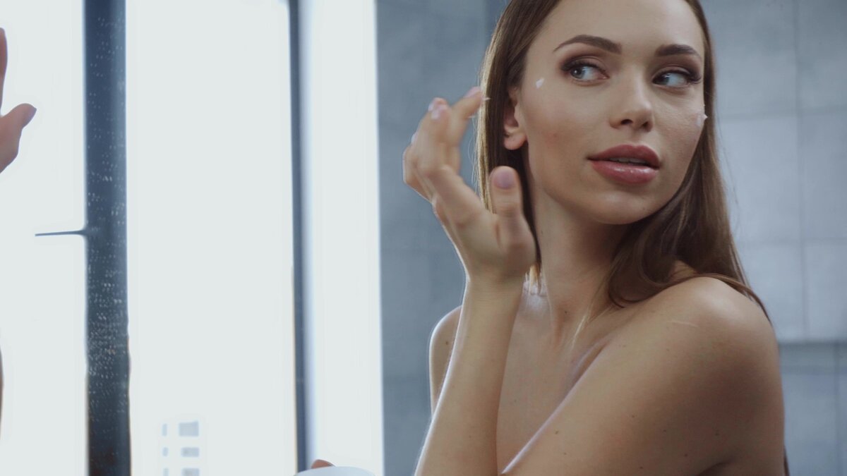 Кожа вокруг глаз очень нежная, она требует большего ухода и внимания.