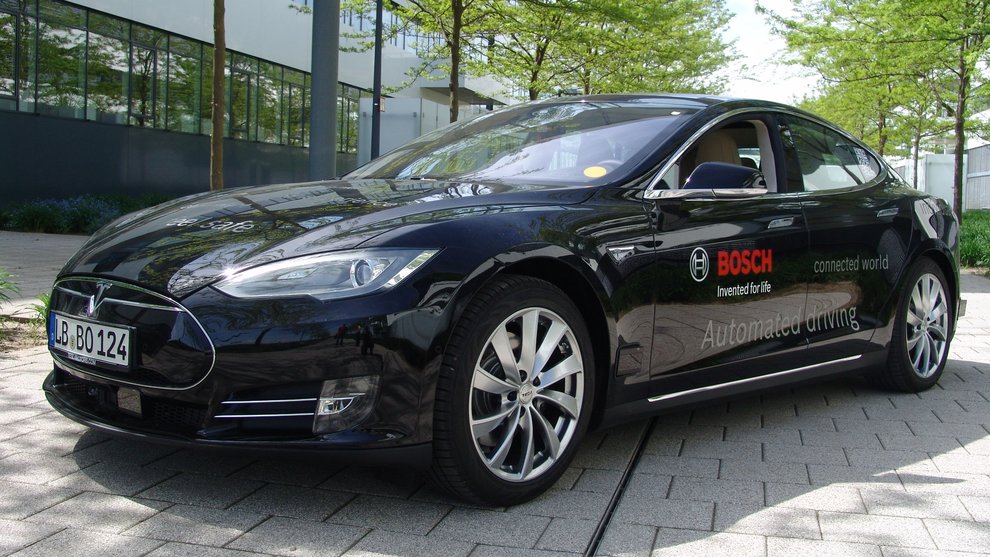 В этом году в Боксберге были представлены два автомобиля с автономным управлением - Tesla Model S и BMW 325d Touring