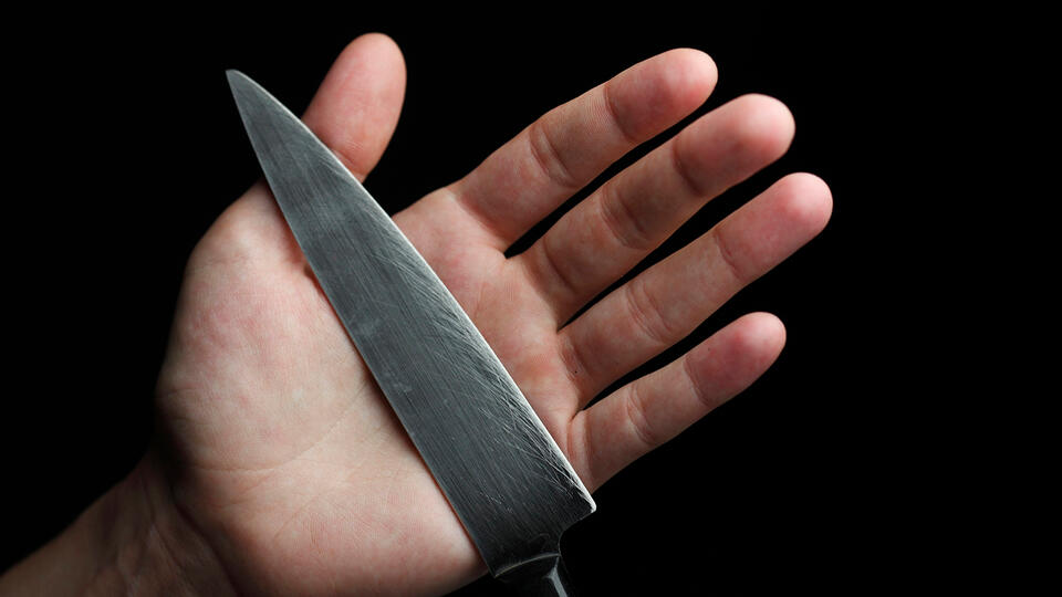 Мужчина несколько раз ударил полицейского ножом в Казани