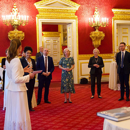 Вся в белом: Кейт Миддлтон на презентации своего нового фотопроекта Монархии