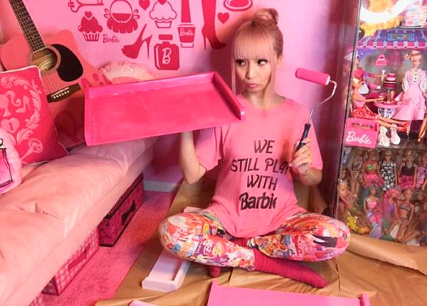 «Розовый цвет в моде всегда!» или две истории о женщинах, которые предпочитают жить как Барби