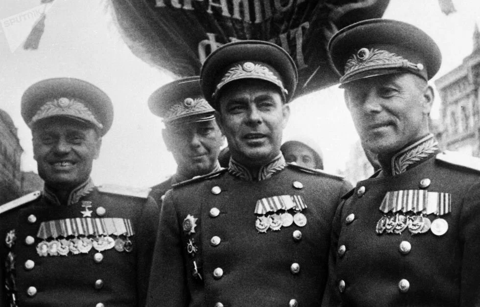 Брежнев на параде Победы 1945. Брежнев на войне