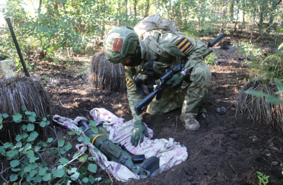 Росгвардейцы обнаружили схроны с иностранным вооружением в Харьковской области