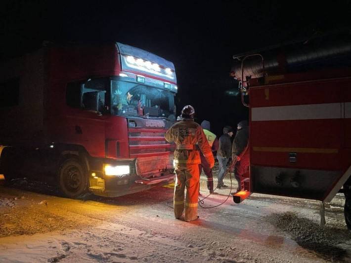 Спасатели в Чечне вытащили из кювета фуры грузинских дальнобойщиков Происшествия