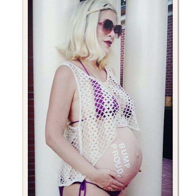 Беременные звезды, которые решили показать свои большие животы в бикини 