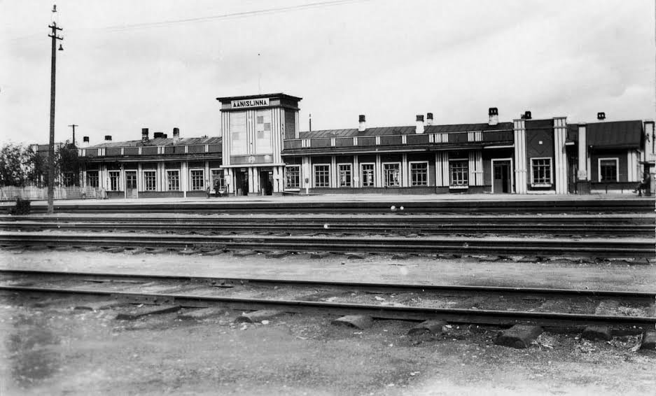 Фото старого вокзала. Вокзал Петрозаводск 1915. ЖД станция Петрозаводск. Старый вокзал Петрозаводска. Вокзал Петрозаводск СССР.