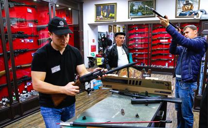 На фото: покупатели в оружейном магазине
