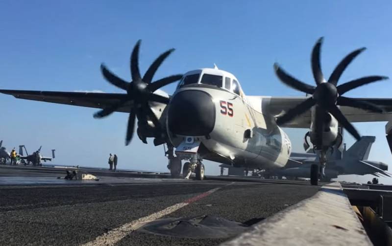 Подготовка и взлёт турбовинтового самолёта C-2 Greyhound с палубы авианосца ВМС США с помощью катапульты ввс