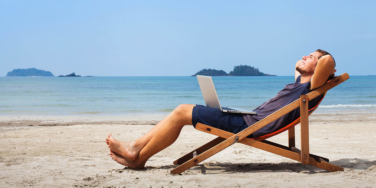 "Пляж, ноутбук и коктейль..." Как зарабатывать онлайн?