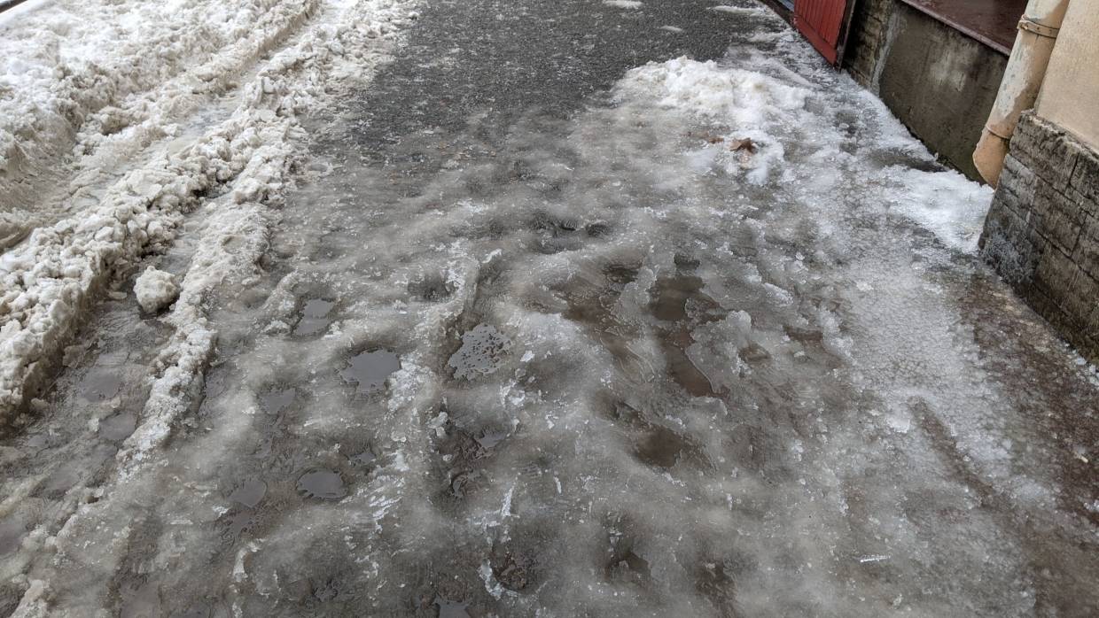Снегоуборочная техника не вышла на расчистку дорог в Курортном районе Петербурга