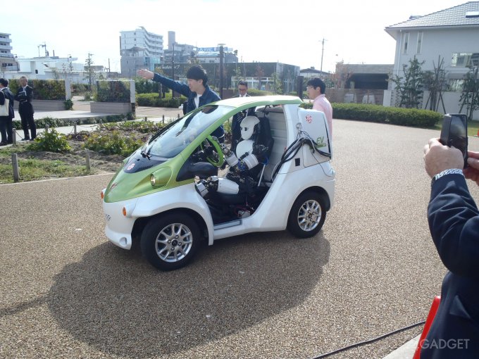 Японский Musashi водит авто не хуже российского робота Фёдора автоматика