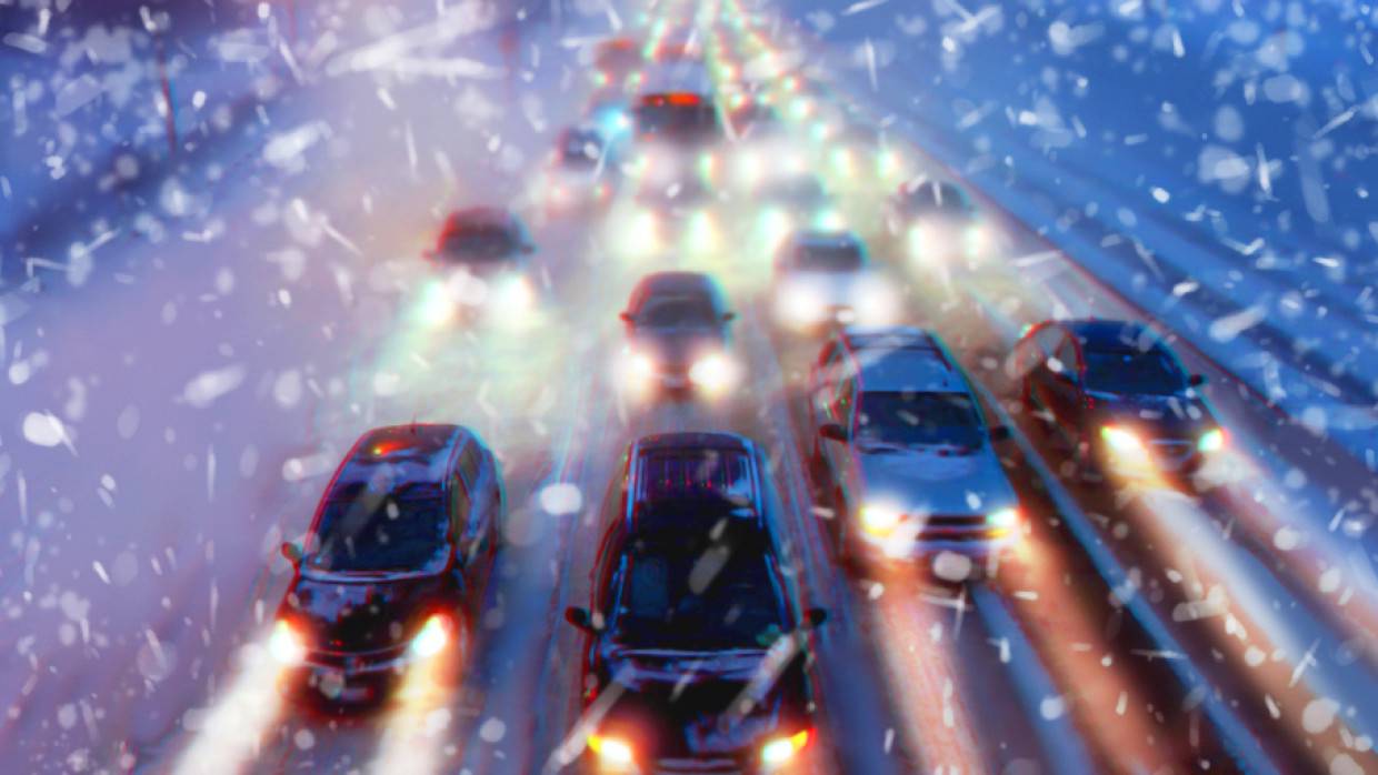 Водители бросают свои машины из-за снежного коллапса в Южно-Сахалинске