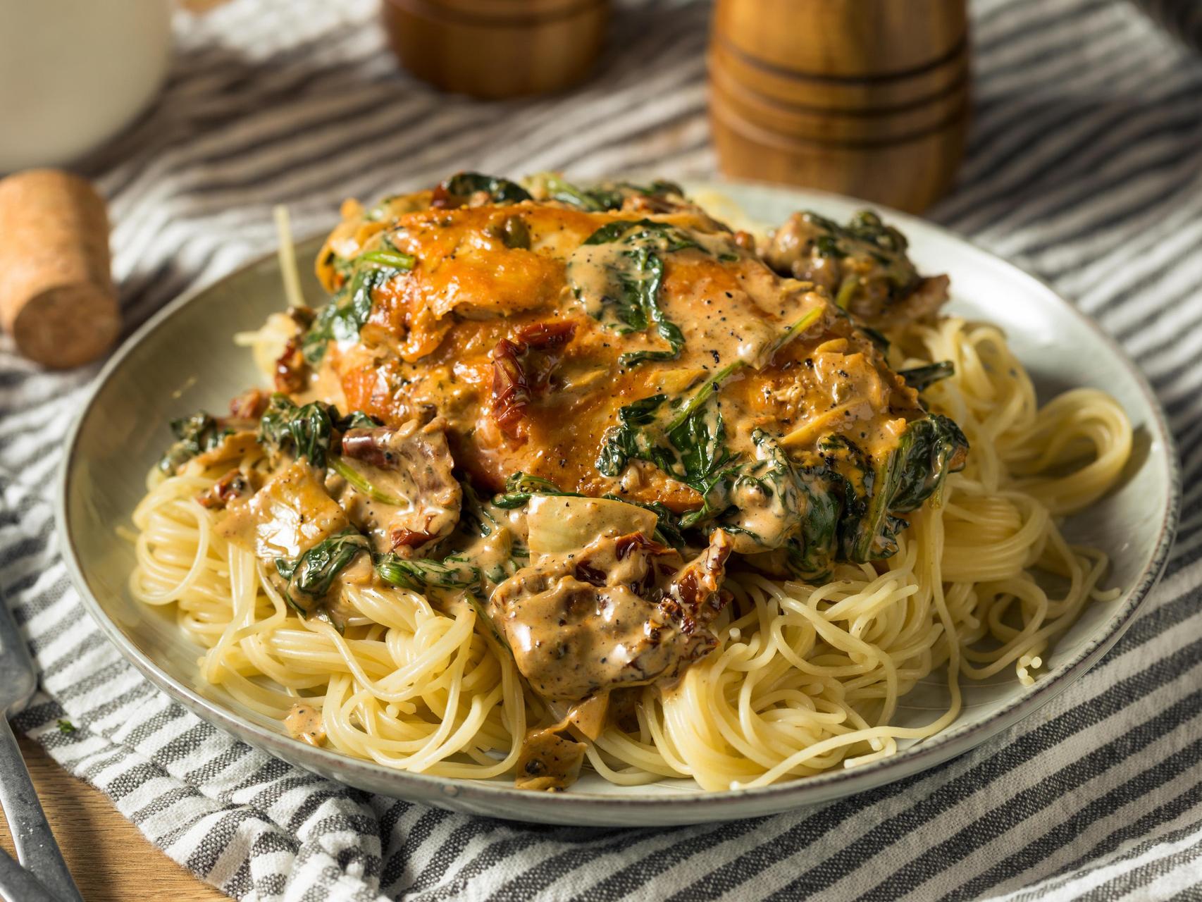 паста спагетти с курицей в сливочном соусе. спагетти с куриной грудкой. спагетти с куриным филе. рецепты приготовления пасты с курицей. паста феттучини альфредо с курицей.