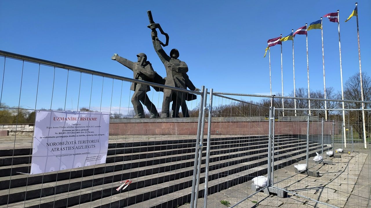 Торжество фашистской идеологии: Литовкин высказался о сносе советских памятников в Прибалтике