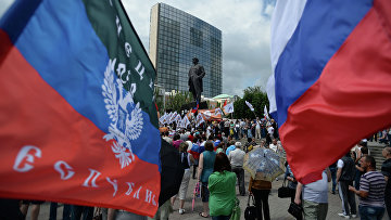 Участники митинга в поддержку Донецкой Народной Республики