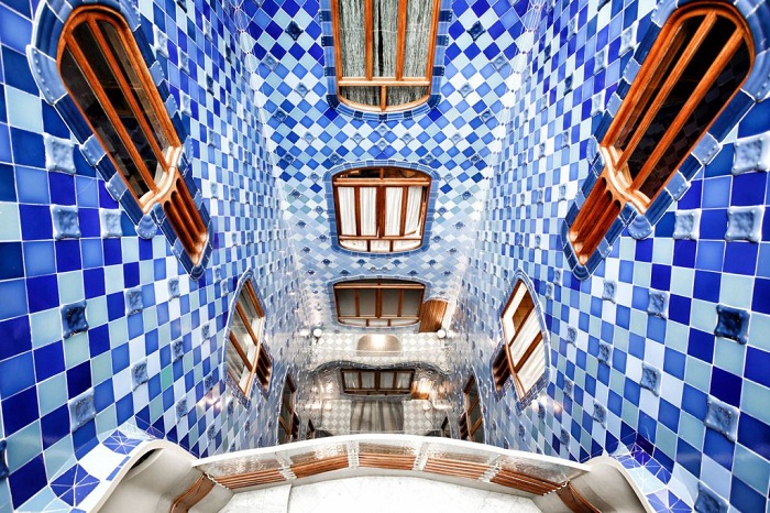 Отделка внутреннего двора (Casa Batllо).