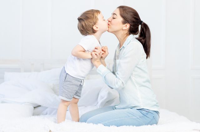 Можно ли родителям целовать детей? Как не пересечь границу дозволенного