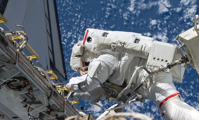 Космонавты вышли из модуля в открытый космос и отправились включать руку-робота: видео