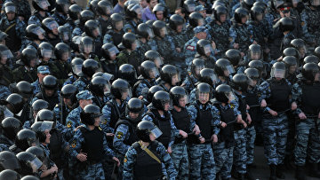 Сотрудники правоохранительных органов во время митинга «Марш миллионов» на Болотной площади