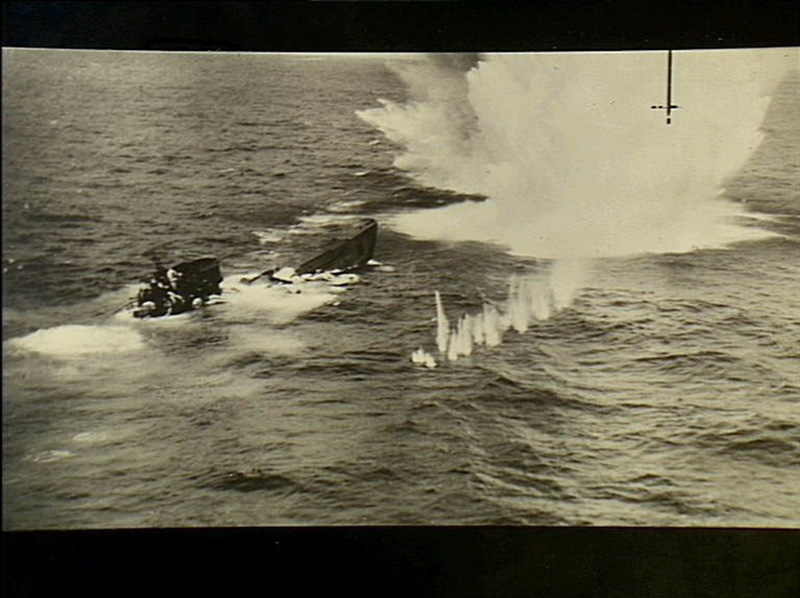 ​Так выглядел бой подводной лодки и самолёта. Снимок сделан с одного из «Сандэрлендов» 10-й эскадрильи австралийских КВВС в момент атаки U 243 в июле 1944 года. awm.gov.au - Американские «птенчики» против стальной «акулы» | Warspot.ru