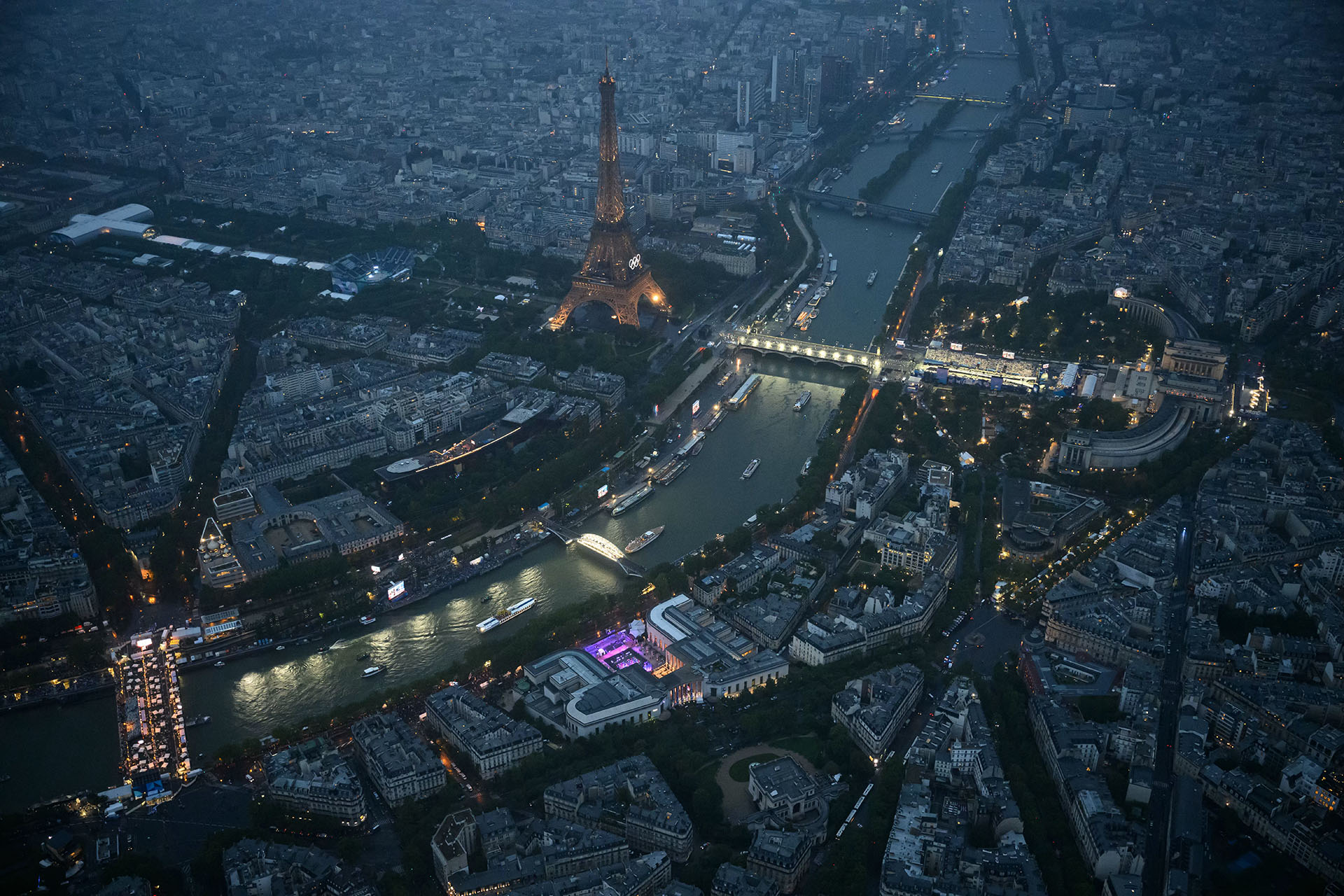 Фотография с высоты птичьего полёта размаха пространств, которые были задействованы для открытия Олимпиады в Париже