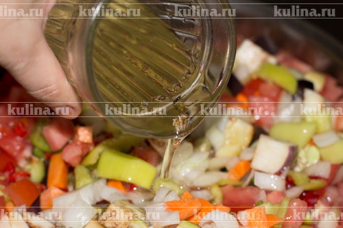 Овощное соте на зиму Влить растительное масло.