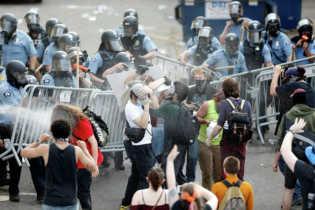 Массовые фотографии. Беспорядки в Миннеаполисе. Протесты в Миннеаполисе. Массовые беспорядки в США 2020.