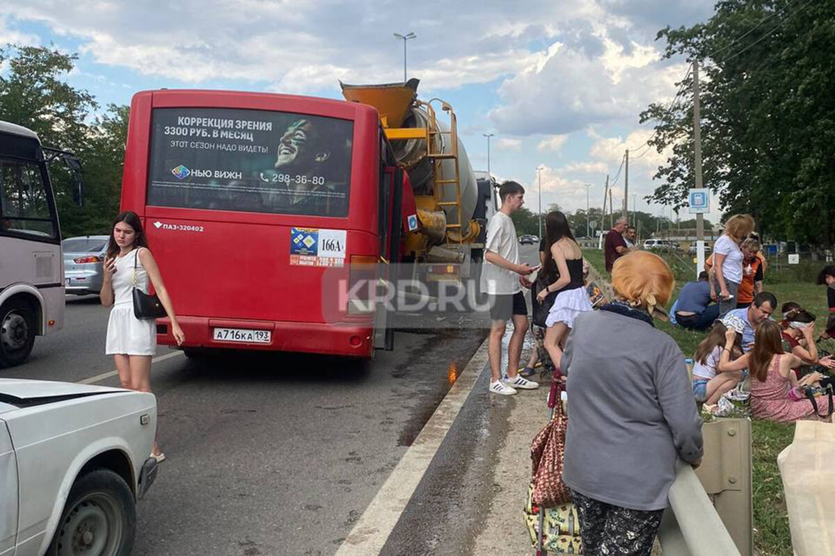 В Краснодаре бетономешалка столкнулась с автобусом, пострадали семь человек