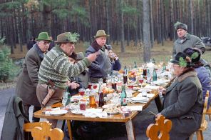 СССР. Украинская ССР. Ноябрь 1973 года. Генеральный секретарь ЦК КПСС Леонид Ильич Брежнев (на фото слева на первом плане) и президент Социалистической Федеративной Республики Югославия Иосип Броз Тито (справа на первом плане) на отдыхе в охотничьем хозяйстве «Залесье».