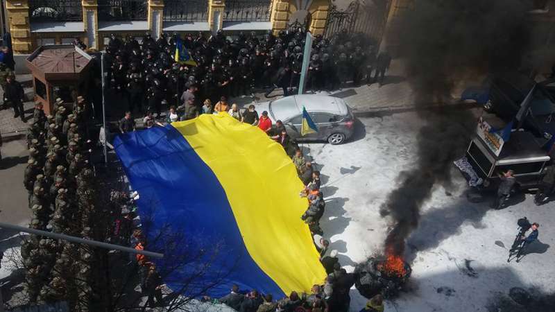 Перед администрацией президента Украины вновь горят покрышки
