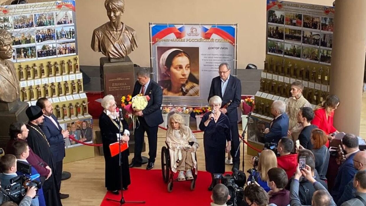 Памятник елизавете глинке. Памятники доктору лизе в москве. Памятник доктору лизе в донецке. Памятник доктору лизе в москве на сретенке. Памятник доктору лизе в донецке.