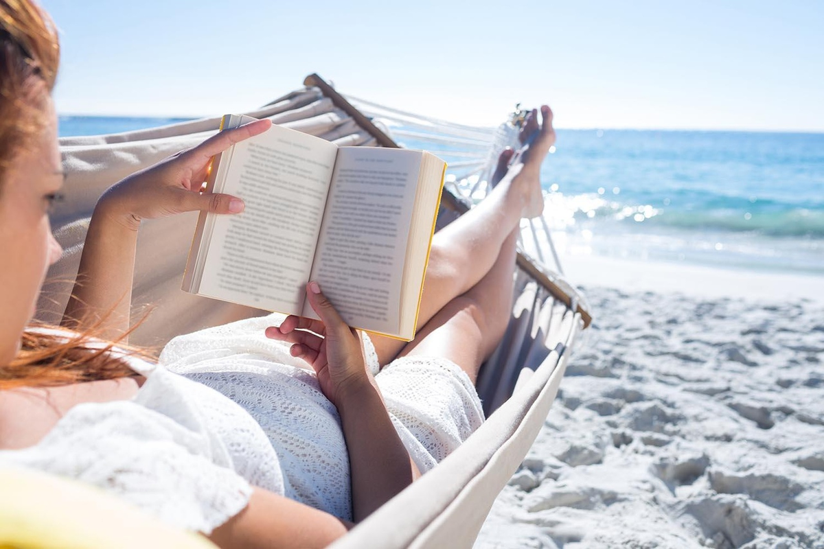 Заболел после моря. Чтение на пляже. Лето с книгой. Девушка отдыхает. Лето отпуск.