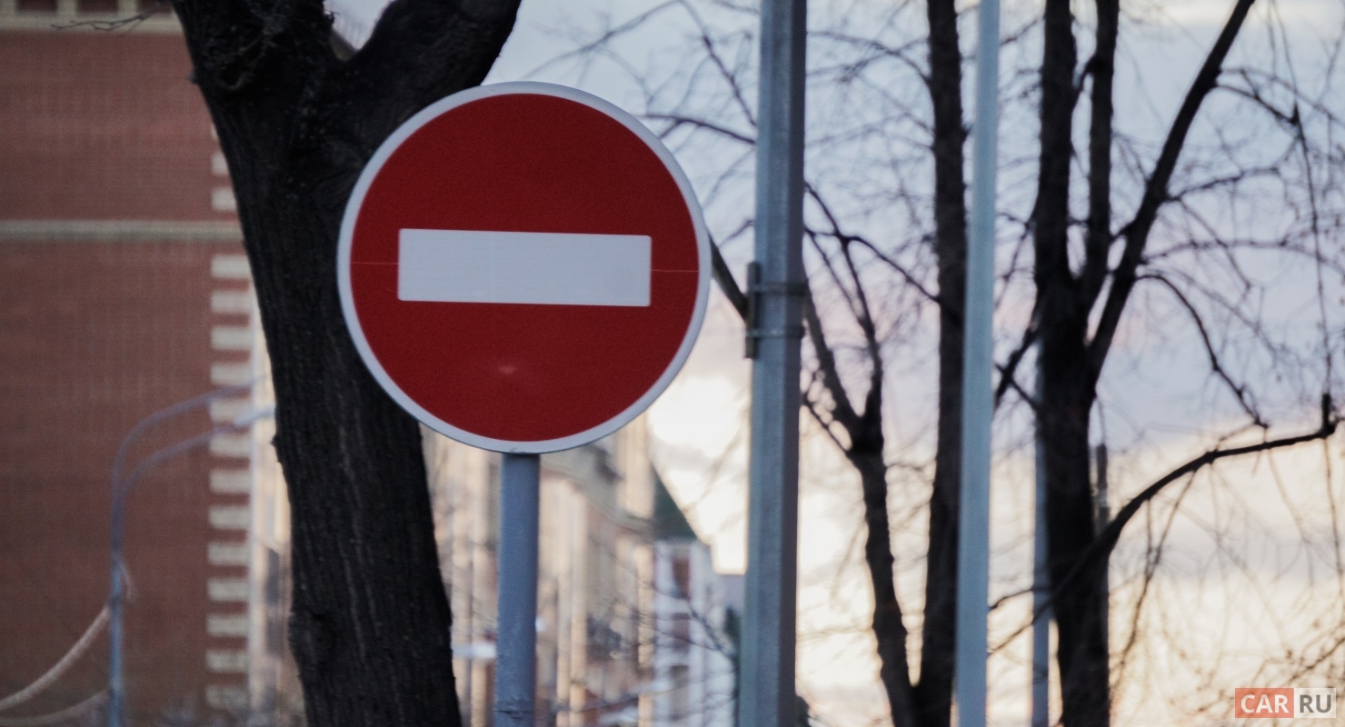Знак "Кирпич" на АЗС — будет ли штраф или лишение прав?
