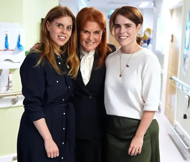 Бывшая жена экс-принца Эндрю скрывается в Швейцарии после скандала с Эпштейном Эндрю, Эпштейна, Фергюсон, сейчас, Джеффри, бывшая, экспринца, Беатрис, семьи, титула, принца, влиятельных, острове, живёт, сохранить, камере, королевской, После, миллиардеромпедофилом, после