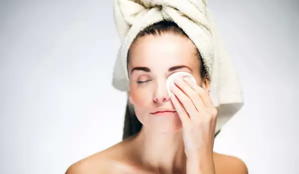 Очищайте лицо оливковым маслом