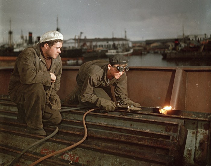 Газорезочные работы на судоверфи. СССР, Владивосток, 1960-е годы. 