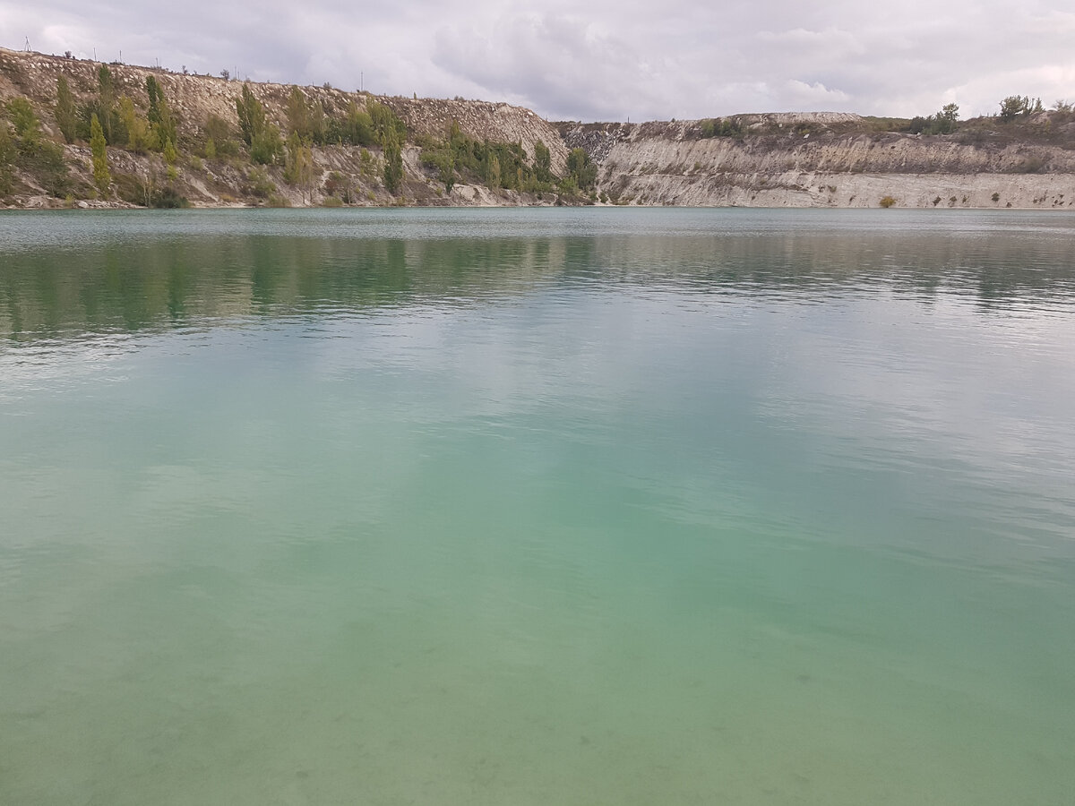 Красивейшее Мраморное озеро с водой небесно-изумрудного цвета. Как здесь отдыхают люди и чем можно заняться в любое время года.