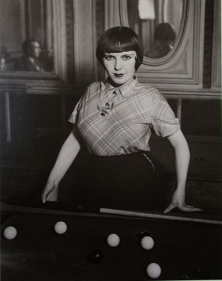 Проститутка играет в русский бильярд на бульваре дё Рошешуар, Монмартр, Париж, 1932 год история, картинки, фото