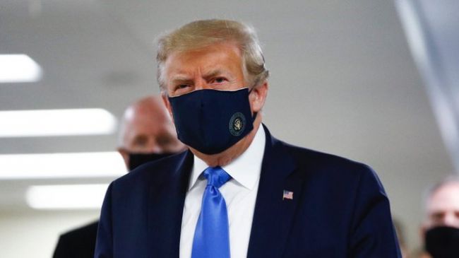 Трамп впервые надел маску