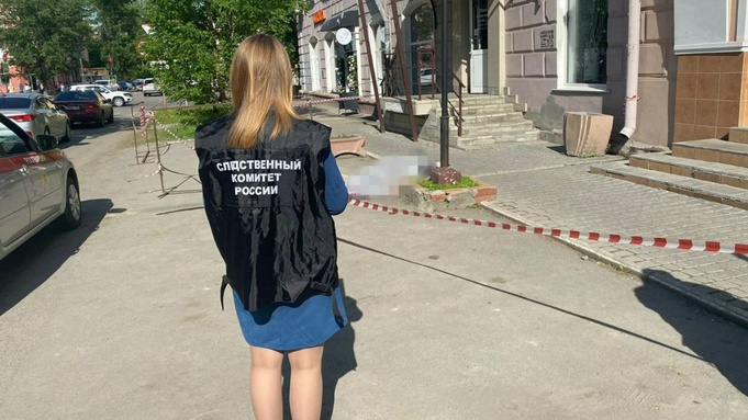 Прокуратура начала проверку из-за гибели рабочего, упавшего с крыши в центре Барнаула