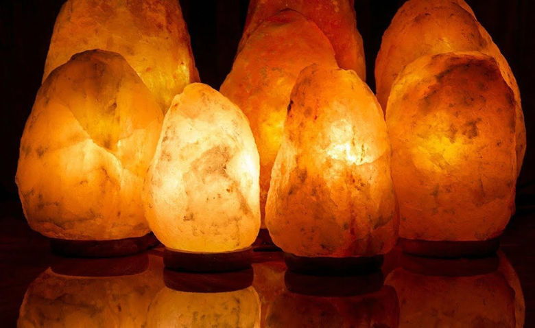 Соляная лампа в интерьере: действительно ли она полезна и эстетична?