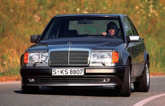 5,0-литровый «волчок» - немецкий седан Mercedes-Benz 500E.