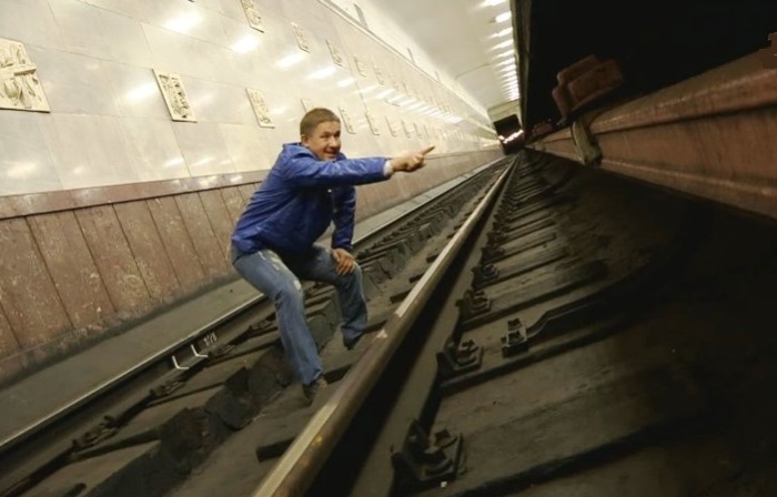 Техника выживания при падении на рельсы метро