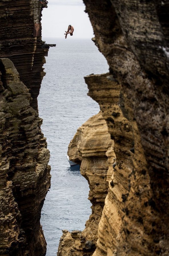 Колумбиец Орландо Дюк совершает прыжок со скалы во время серии Red Bull Cliff Diving World Series. Азорские острова, Португалия фото, экстрим, это интересно