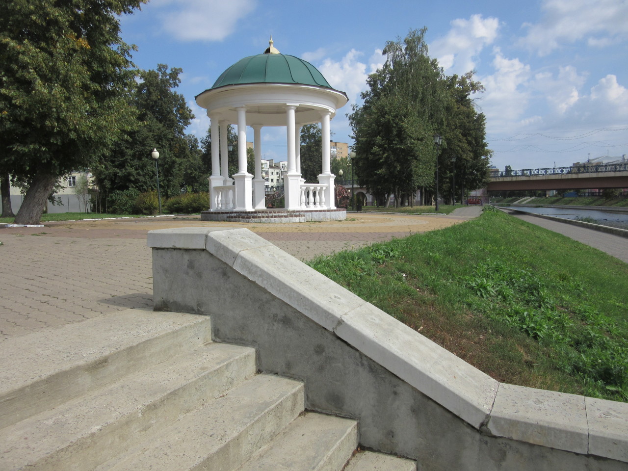 Орёл. Прогулка 14. Сквер Артиллеристов Орёл. Прогулка 14. Сквер Артиллеристов пушкой, артиллеристов, войны, фронтовиков, «Скамья, Сквер, Ленина, подвиг, установлены, размещённых, Орловщины, стене, Здесь, Отечественной, Великой, пушка, всего, противотанкового, женского, истории