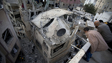 Палестинцы смотрят на дом, разрушенный израильской армией, на окраине города Рамалла