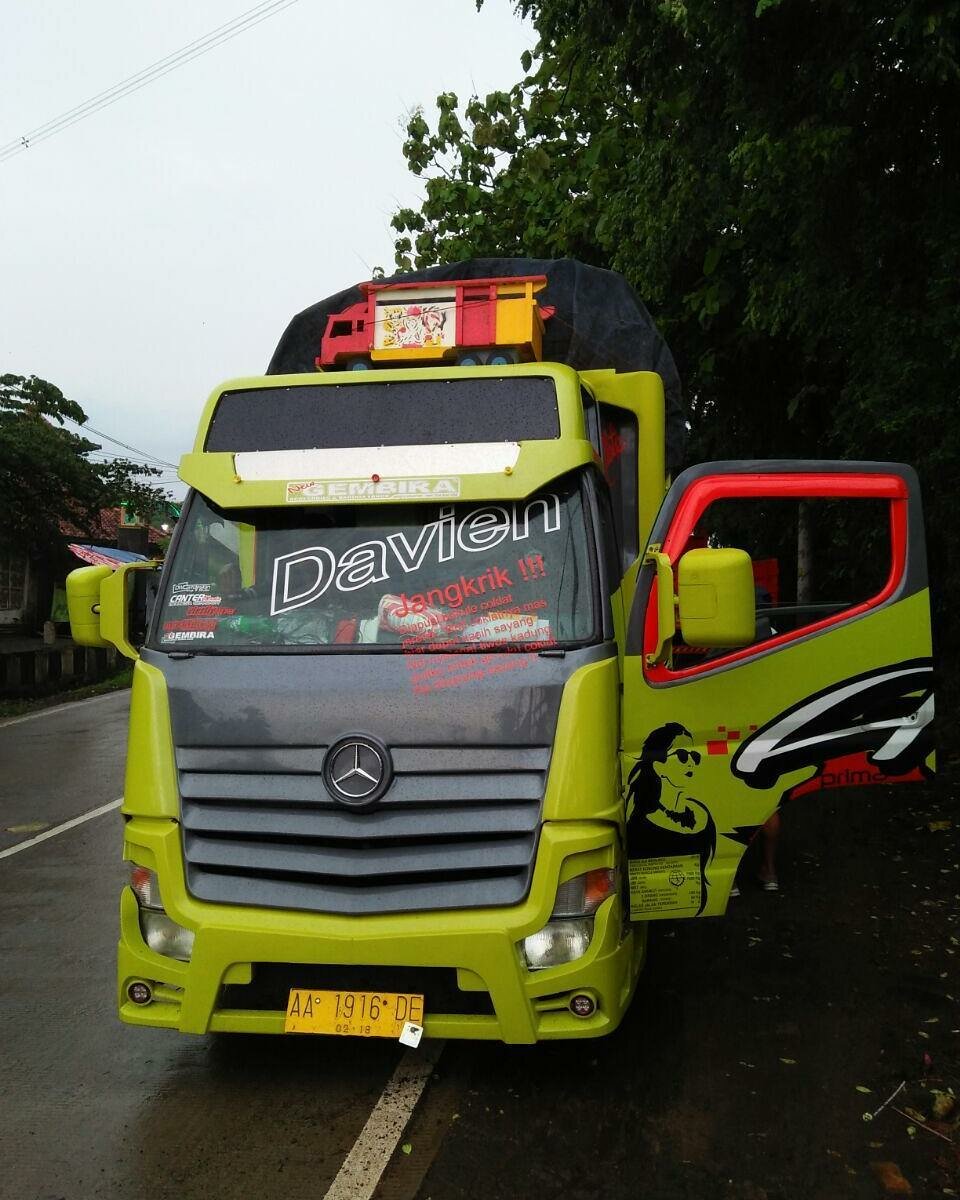 Маленькие грузовики Fuso Canter с внешностью от Scania и Actros MP4 - Индонезийский вид тюнинга грузовиков Маленькие грузовики Fuso Canter с внешностью от Scania и Actros MP4 - Индонезийский вид тюнинга грузовиков авто