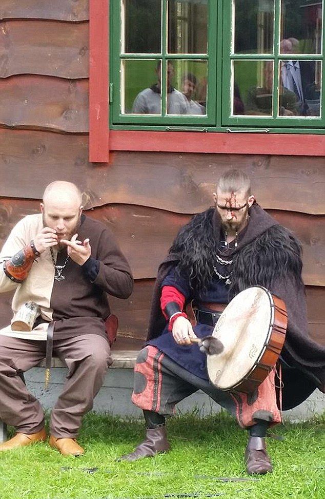 Пара сыграла традиционную свадьбу викингов впервые за последнюю 1000 лет Пара сыграла традиционную свадьбу викингов впервые за последнюю 1000 лет